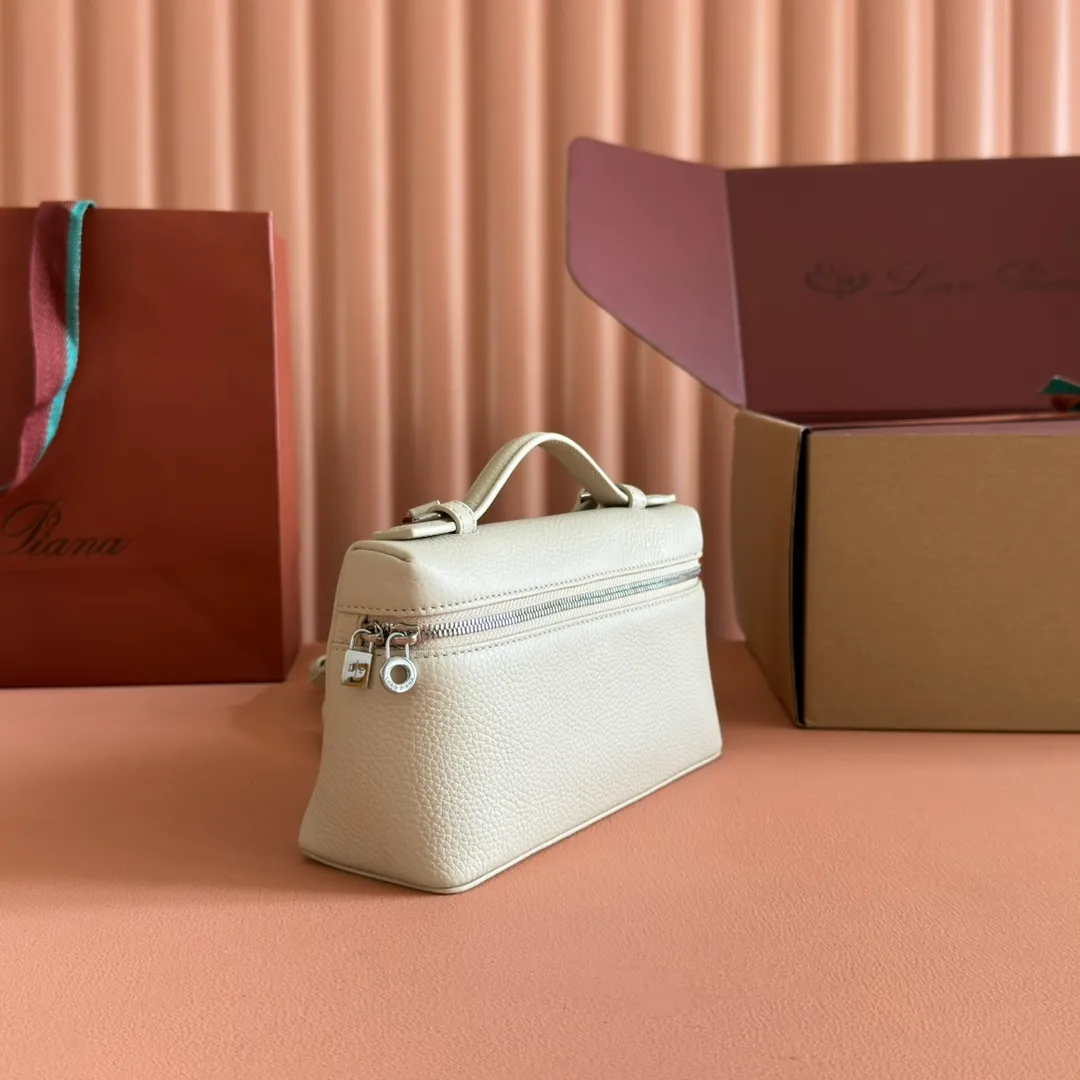 p1160💋💋💋【Original leather configuration counter complete set of packaging】 𝐋𝐨𝐫𝐨 𝐏𝐢𝐚𝐧@ Extra pocket L19 series handbag/crossbody bag, all steel, the most comfortable life is the undefined life, just like loro The material design of pian@ does not require complicated design styles. The simple and soft outline is elegant and durable, like an exquisite cosmetic case, which perfectly balances appearance and functionality. The leather is delicate and feels as soft as butter. The small bag has a large capacity. It is not only portable with a thin shoulder strap, but can also be worn cross-body. Sisters who have a special liking for minimalist style can buy it. It is simple and versatile. The simpler, the more different. Stars and Instagram celebrities are all planting it. There are two sizes of 19 cm and 27 cm. One is exquisite and casual, and the other is elegant and grand. Size: Small: length 19×width 7×height 12cm (